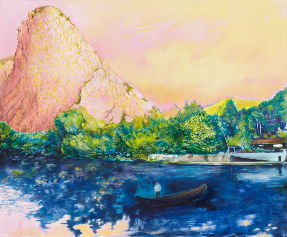 vorne blaues Wasser ein Boot darauf ein Mann treibt aufs Ufer dort ragt ein rosafarbener seltsam geformter Berg auf, der Himmel rosagelb