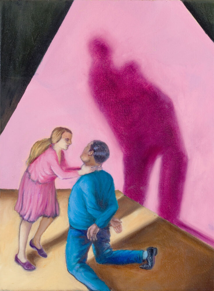 Frau im rosa Kleide würgt Mann im blauen Anzug, der vor ihr kniet. Ihre Schatten tanzen.