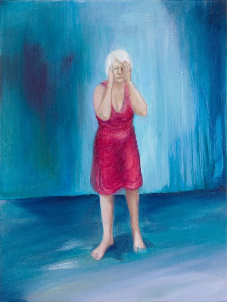 eine Frau mit rotem Kleid und weißem Haar steht in auf einer blauen Bühne mit geschlossenen Augen